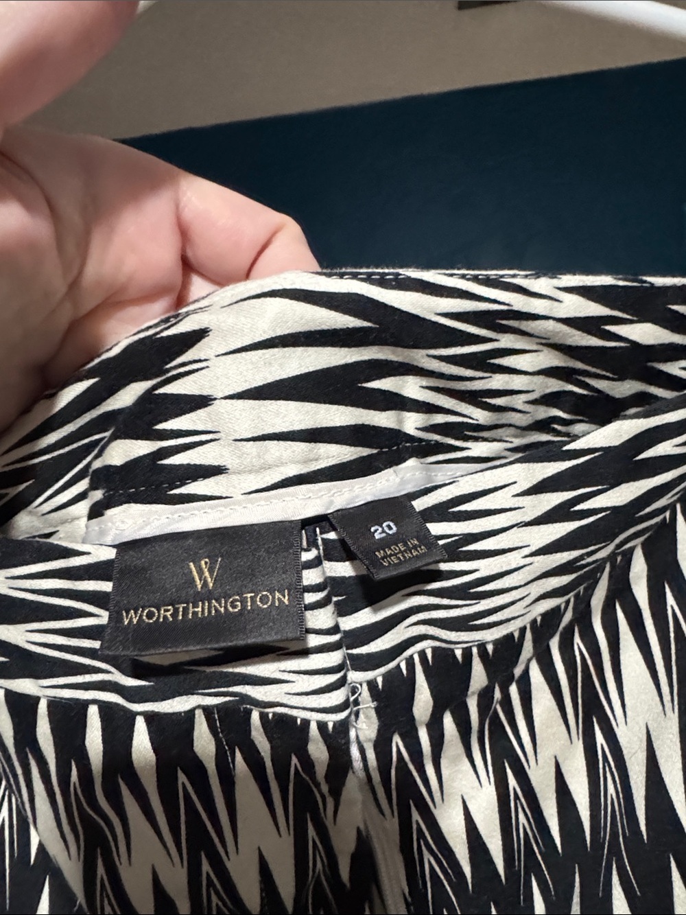 Black & White Geometric Women's Shorts - Picture 6 of 9